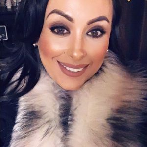 Meet your Posher, Debbie